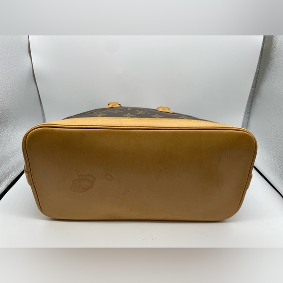 Louis Vuitton Alma Monogram HandBag - Picture 3 of 16